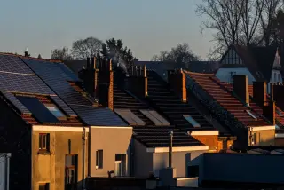 Toitures de maisons en bande couvertes de panneaux photovoltaïques